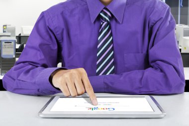İşadamı tablet ile istimal Google aramak