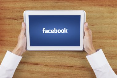 Facebook logo üstünde belgili tanımlık perde ile dijital tablet
