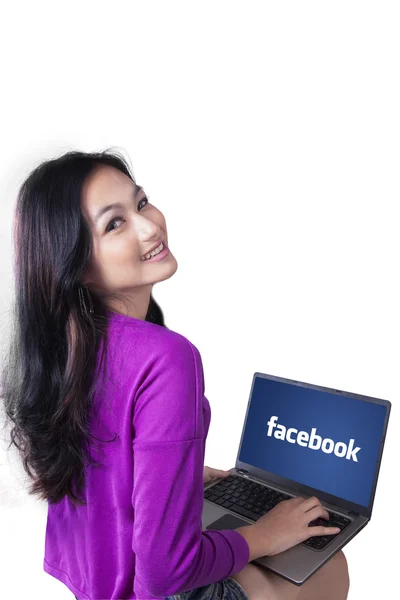 Güzel genç kız Facebook dizüstü bilgisayarda kullanma — Stok fotoğraf