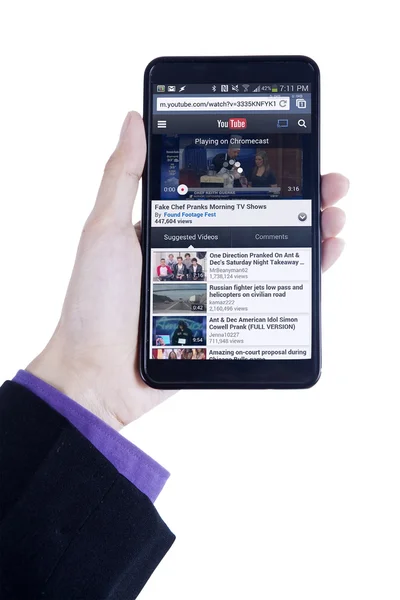 スマート フォンで youtube を開きのビジネスマン手 — ストック写真