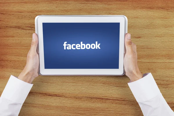 Digitální tablet s facebook logo na obrazovce — Stock fotografie