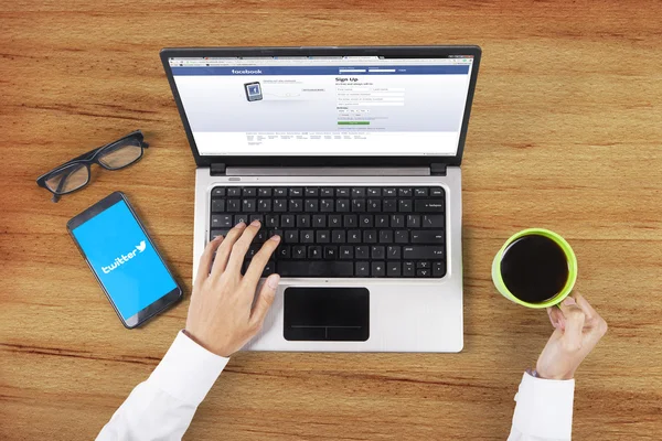 Facebook webpage on the laptop with worker hands — Stockfoto