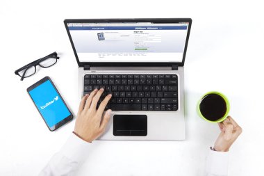 Person enjoy coffee while opening facebook