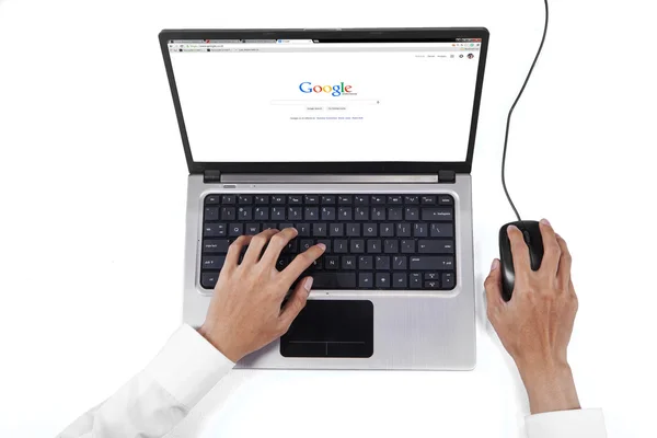 Page d'accueil Google avec les mains à l'aide d'un ordinateur portable — Photo