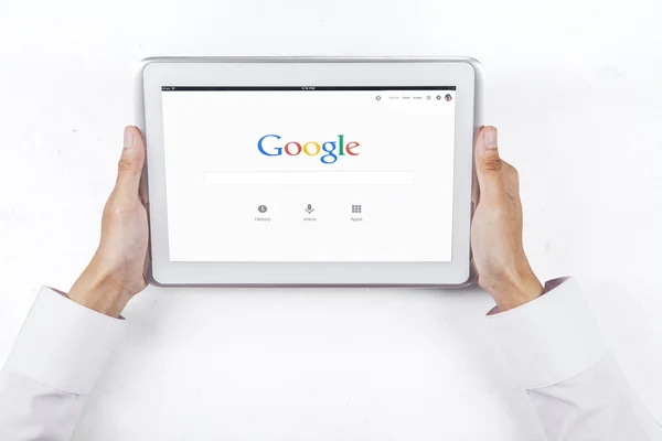 Hands holding tablet with google webpage — Stockfoto
