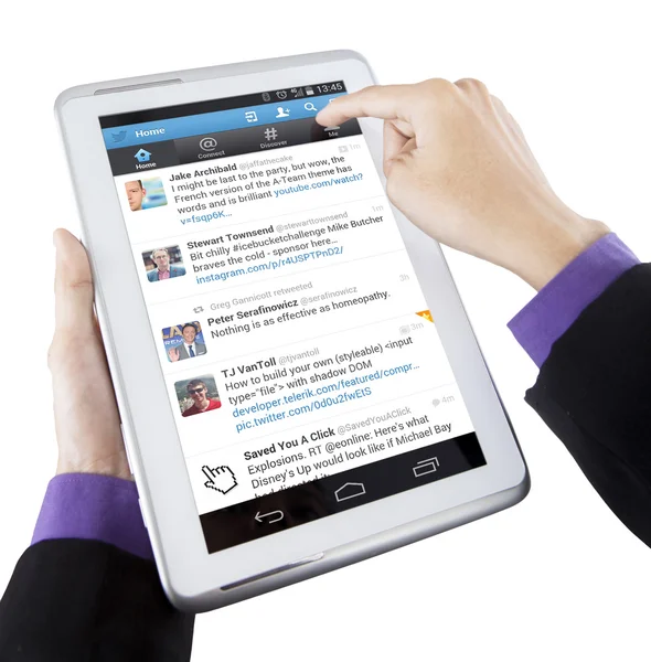 Hands holds tablet with twitter profile — 图库照片