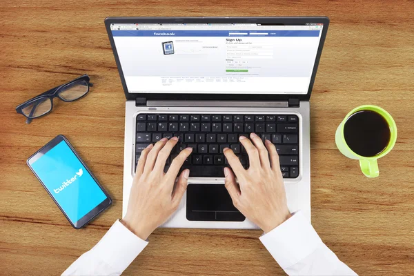 Hände öffnen Facebook-Homepage auf Laptop — Stockfoto