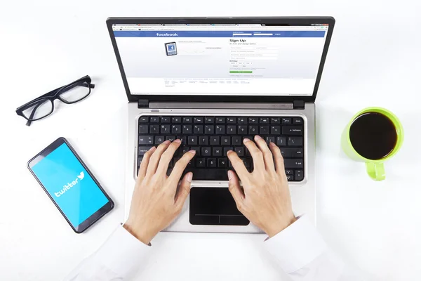 Person hands open facebook webpage with laptop — Stockfoto