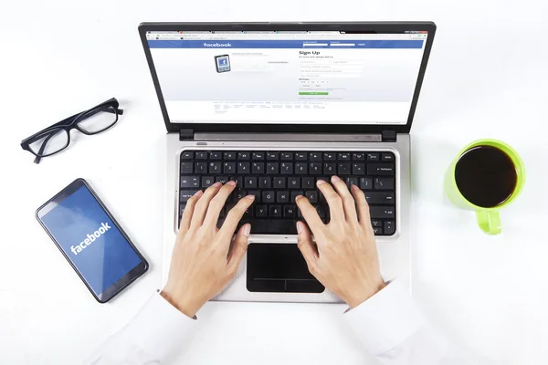 Person open facebook website with laptop — Stockfoto