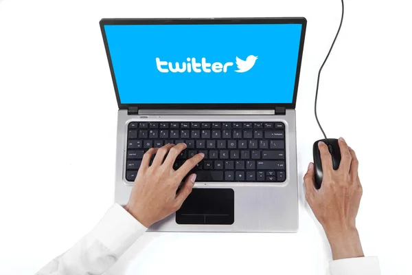 Persona che utilizza laptop con logo twitter — Foto Stock