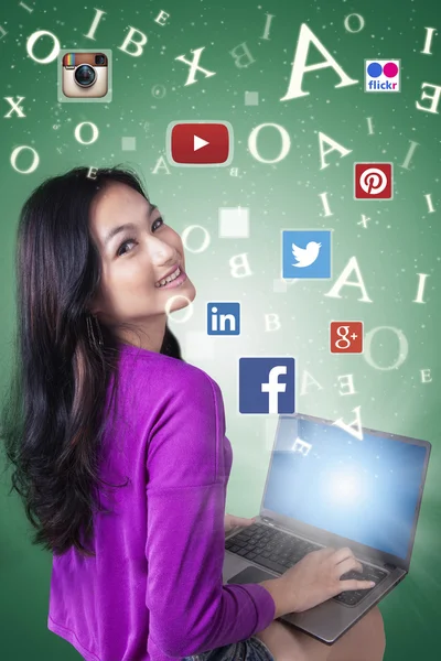 Hübsches Mädchen nutzt Social-Media-Seiten mit Laptop — Stockfoto