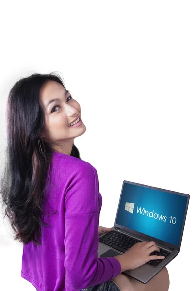 Pretty student holds laptop with windows 10 — Stock fotografie