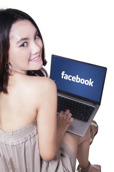 Teenage girl with laptop to access facebook — Zdjęcie stockowe