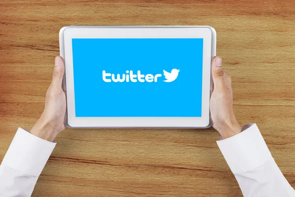 Logo Twitter su tablet con mani da uomo d'affari — Foto Stock