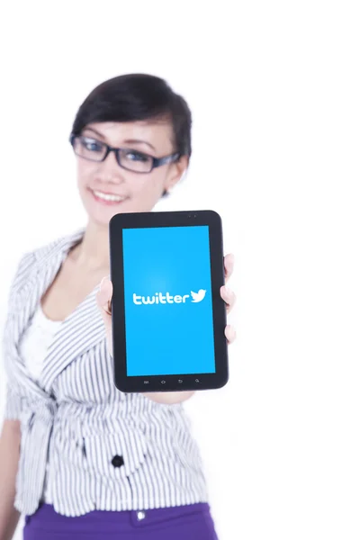 Woman showing twitter logo with tablet — Zdjęcie stockowe