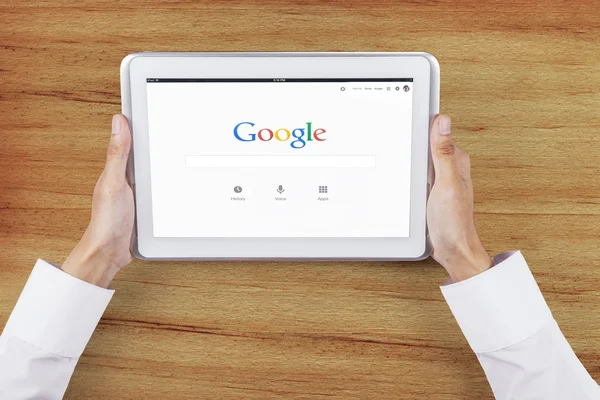 Trabalhador mãos segurando tablet com logotipo do google — Fotografia de Stock