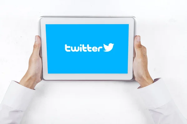 Lancette dei lavoratori che mostrano il logo twitter con tablet — Foto Stock