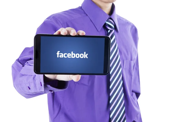 Worker mostra il logo facebook con il cellulare — Foto Stock