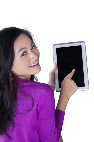 Giovane ragazza asiatica toccare uno schermo tablet — Foto Stock