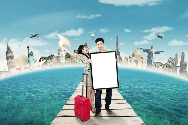 Cheerful tourists with billboard on the jetty — 图库照片