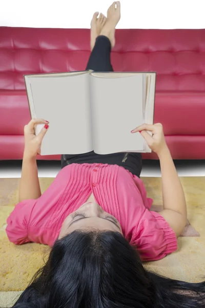 Livro de leitura do estudante inteligente no tapete — Fotografia de Stock