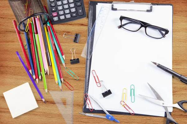 Gros plan sur les fournitures scolaires et de bureau — Photo