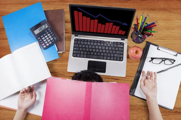 Depressiver Mann mit rückläufiger Finanzkurve — Stockfoto