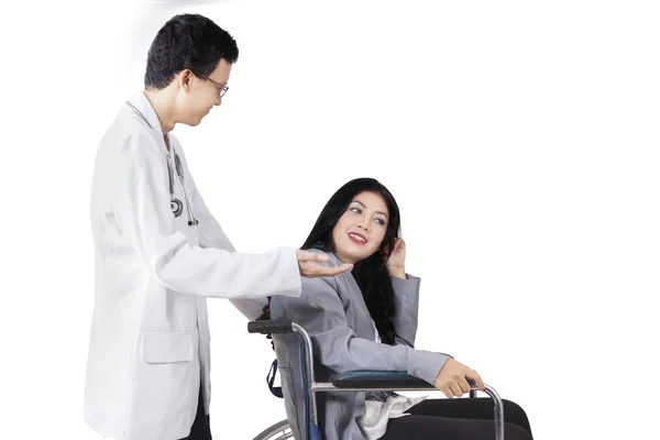 Médico conversando com mulher com deficiência — Fotografia de Stock