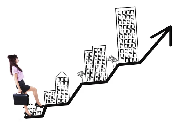 Kvinnlig arbetare kliva på business egenskapen chart — Stockfoto