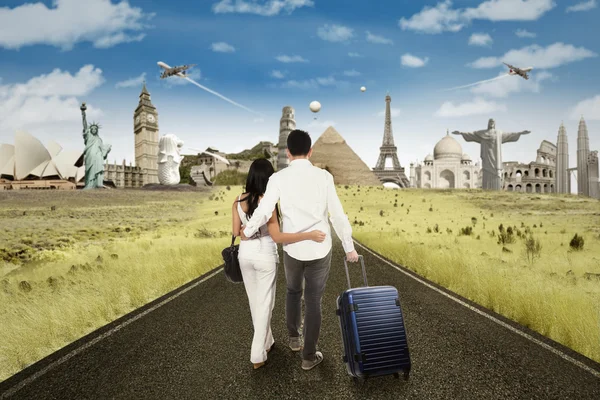 Gelukkige paar gonna huwelijksreis op de monumenten van de wereld — Stockfoto