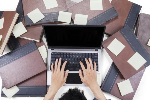 Mužské učí psát na notebook laptop — Stock fotografie