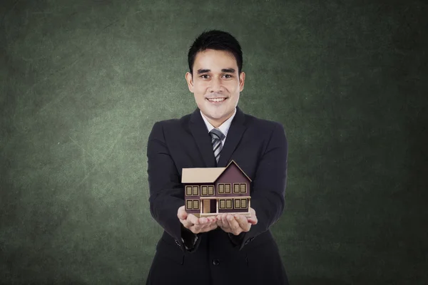 Man holding house model — Stock Photo, Image