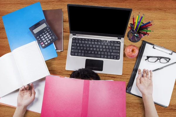 Stanco studente maschio che studia sul pavimento — Foto Stock