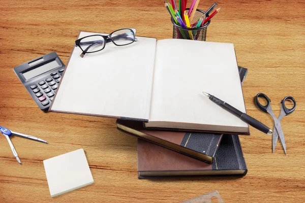 Vista dall'alto di libri e materiale scolastico — Foto Stock