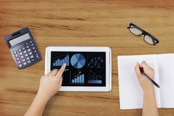 Arbetstagaren använder tablet för att analysera affärsdiagram — Stockfoto