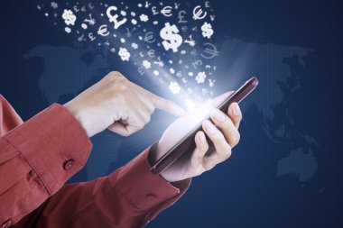 Para birimi simgeleri ile Smartphone ekran dokunaklı el