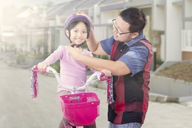 Adam kızın kafasında kask takılması