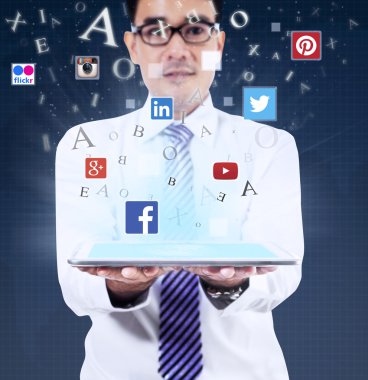 Adam holding tablet ile Sosyal Medya simgeler