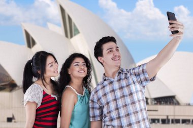 Sydney'de selfie alarak çok ırklı gençler