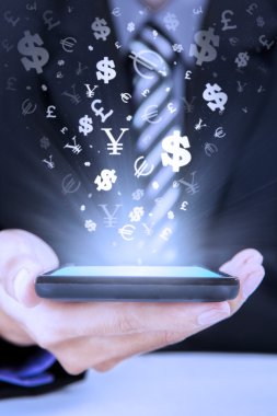 Kişi para birimi simgeleri ile akıllı telefon tutar