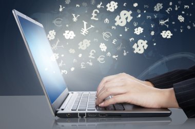Para birimi simgeleri ile laptop yazarak eller kadın