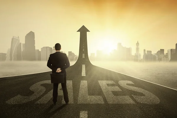 Business leader on the highway rising upward — Stockfoto