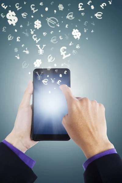 Handen geld verdienen met smartphone — Stockfoto
