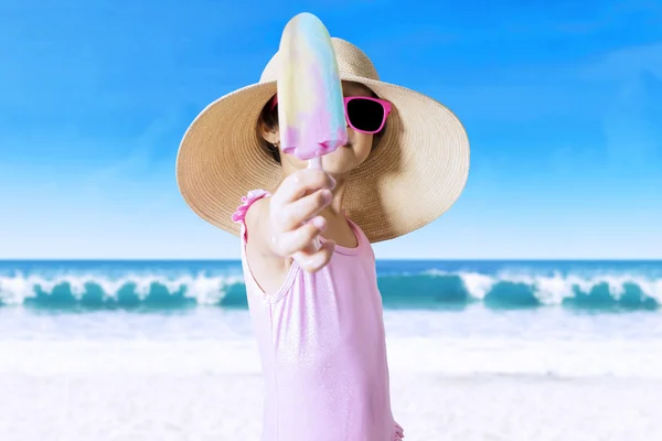 女の子帽子示すアイス添え — ストック写真