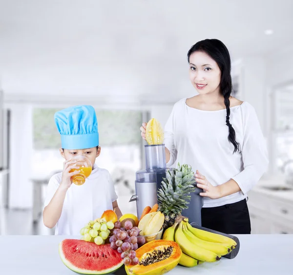 Fruchtsaft in der Küche herstellen — Stockfoto