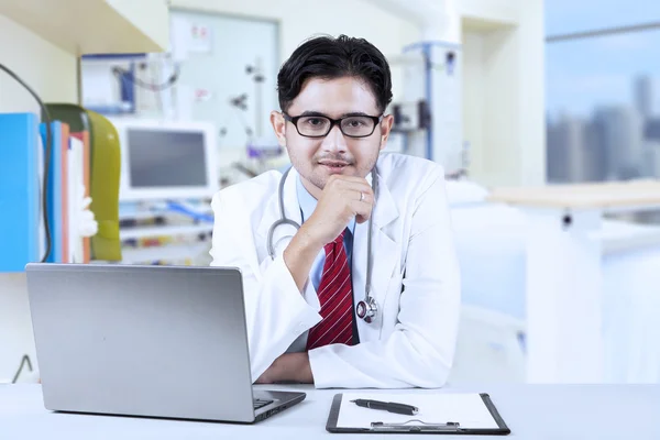 Dentista masculino en el lugar de trabajo —  Fotos de Stock