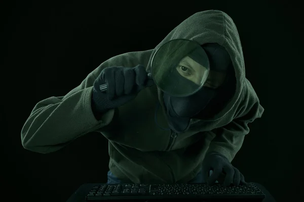 Hombre hacker en busca de información —  Fotos de Stock