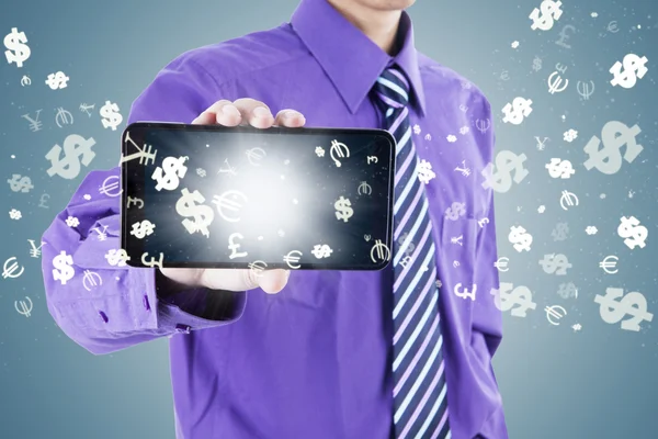 Trabajador masculino mostrando teléfono celular con símbolos de moneda — Foto de Stock