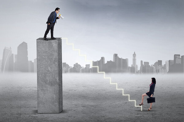 Менеджер кричит своему подчиненному:
