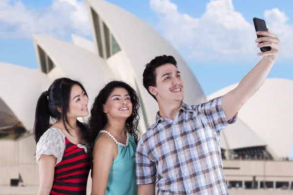 多种族的青少年采取自拍照在悉尼 — 图库照片